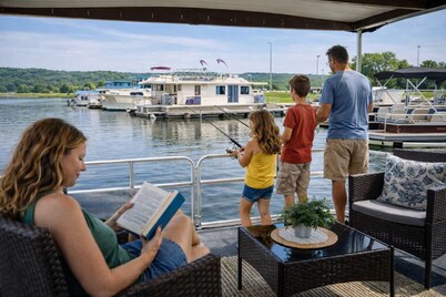"Driftwood" Cozy Houseboat on the Water for 2