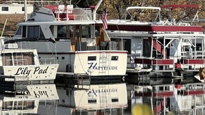 Un port de plaisance où l’on peut admirer des bateaux portant les noms « Lily Pad » et « Hattitude ».