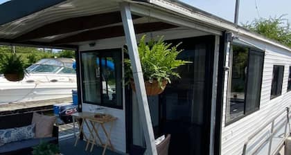 "Driftwood" Cozy Houseboat on the Water for 2