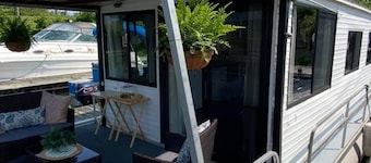 "Driftwood" Cozy Houseboat on the Water for 2