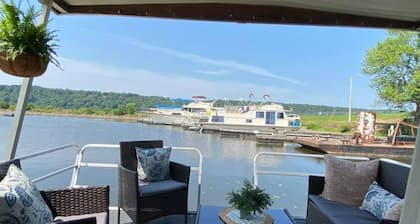 "Driftwood" Cozy Houseboat on the Water for 2