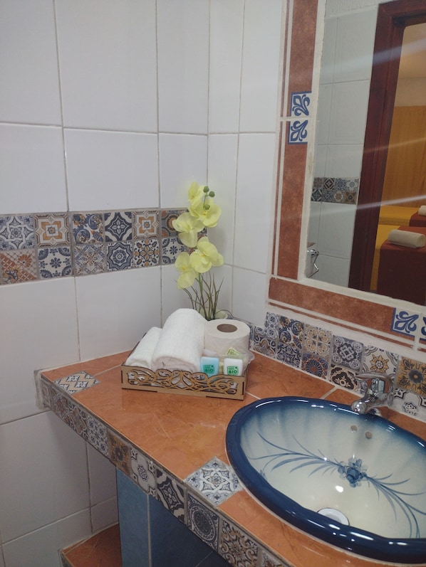 Basic dubbelrum - 2 dubbelsÀngar | Badrum | Dusch, gratis toalettartiklar, handdukar och tvÄl