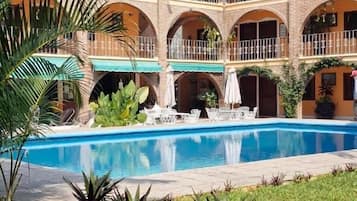 Piscina a l'aire lliure i gandules