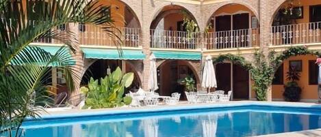 Piscina externa, espreguiçadeiras