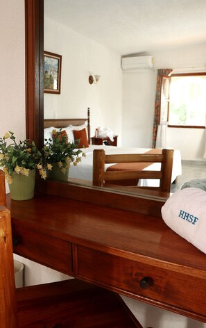 Individually decorated, desk, laptop workspace, free WiFi - Hotel HF Hacienda San Francisco (Paso de Ovejas)