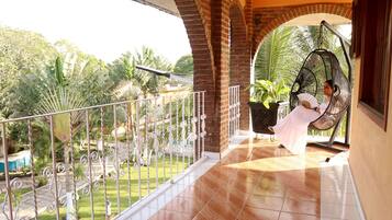 Een 40-inch flatscreentelevisie met kabelzenders en televisie