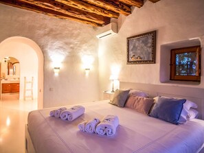 6 chambres, coffres-forts dans les chambres, fer et planche à repasser