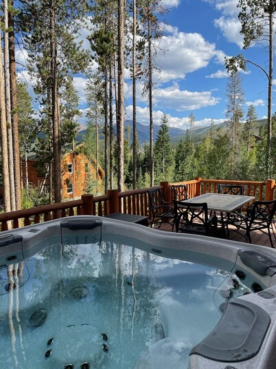 Amazing Cabin Just Above Downtown Winter Park. Private Hot Tub!