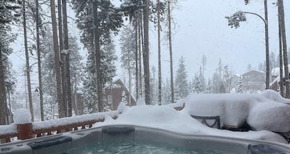 Amazing Cabin Just Above Downtown Winter Park. Private Hot Tub!