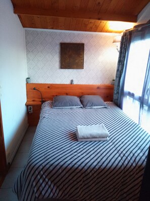 1 habitación, escritorio, wifi gratis y ropa de cama 