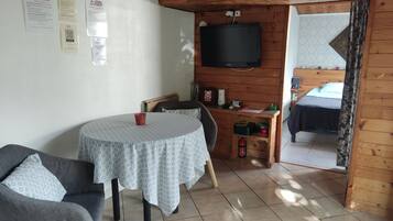 1 slaapkamer, een bureau, gratis wifi, beddengoed