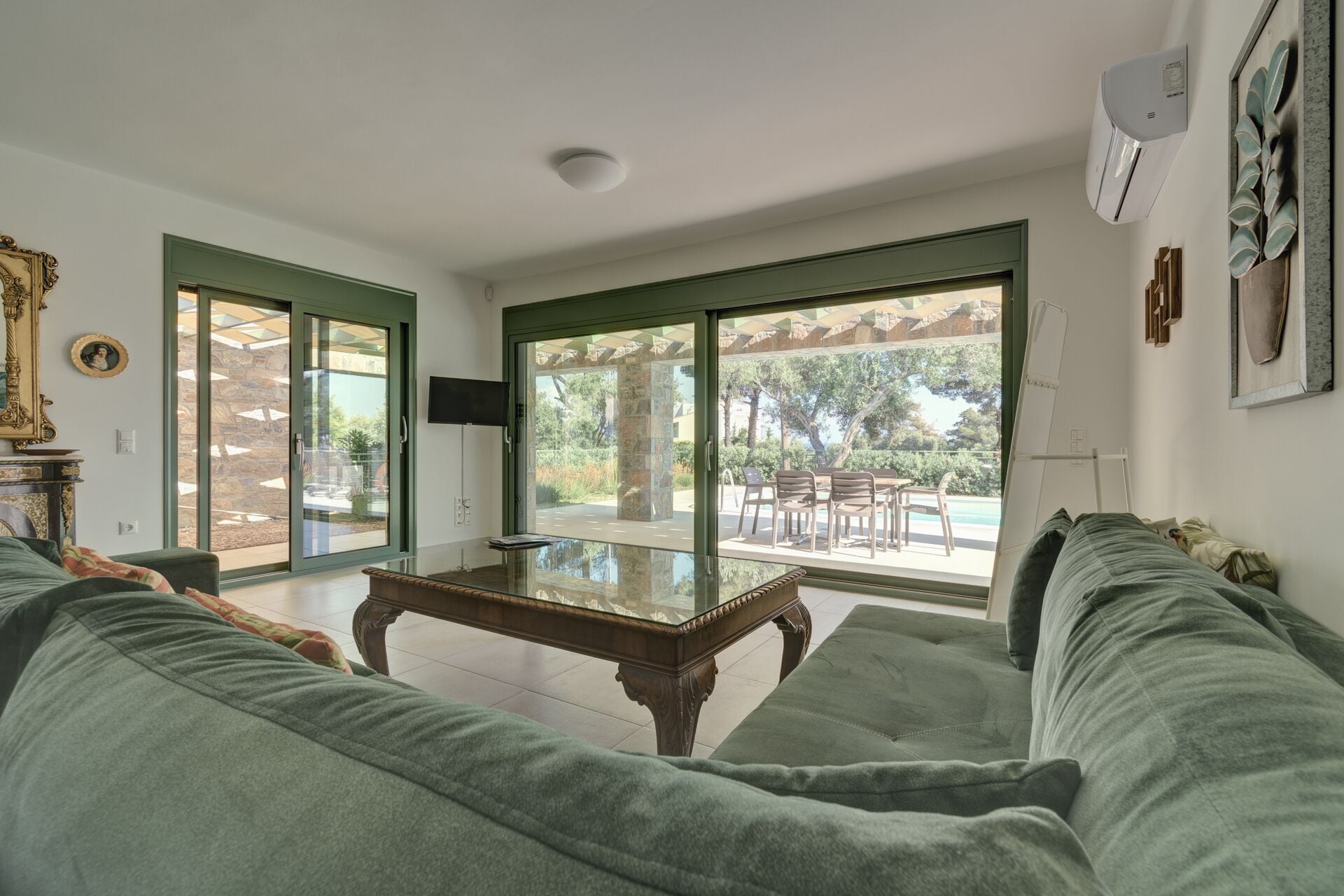 Villa | Wohnbereich | 32-Zoll-Smart-TV mit Satellitenempfang, Fernseher