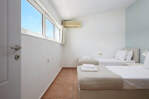 4 bedrooms, iron/ironing board, free WiFi, bed sheets