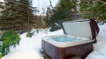 House, Multiple Beds (Luxury 5 Bedroom Blueberry Chalet) | Outdoor spa tub