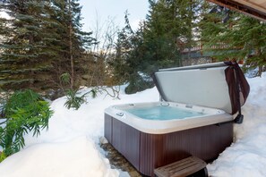 Outdoor spa tub - Luxury 5 Bedroom Blueberry Chalet (Whistler)