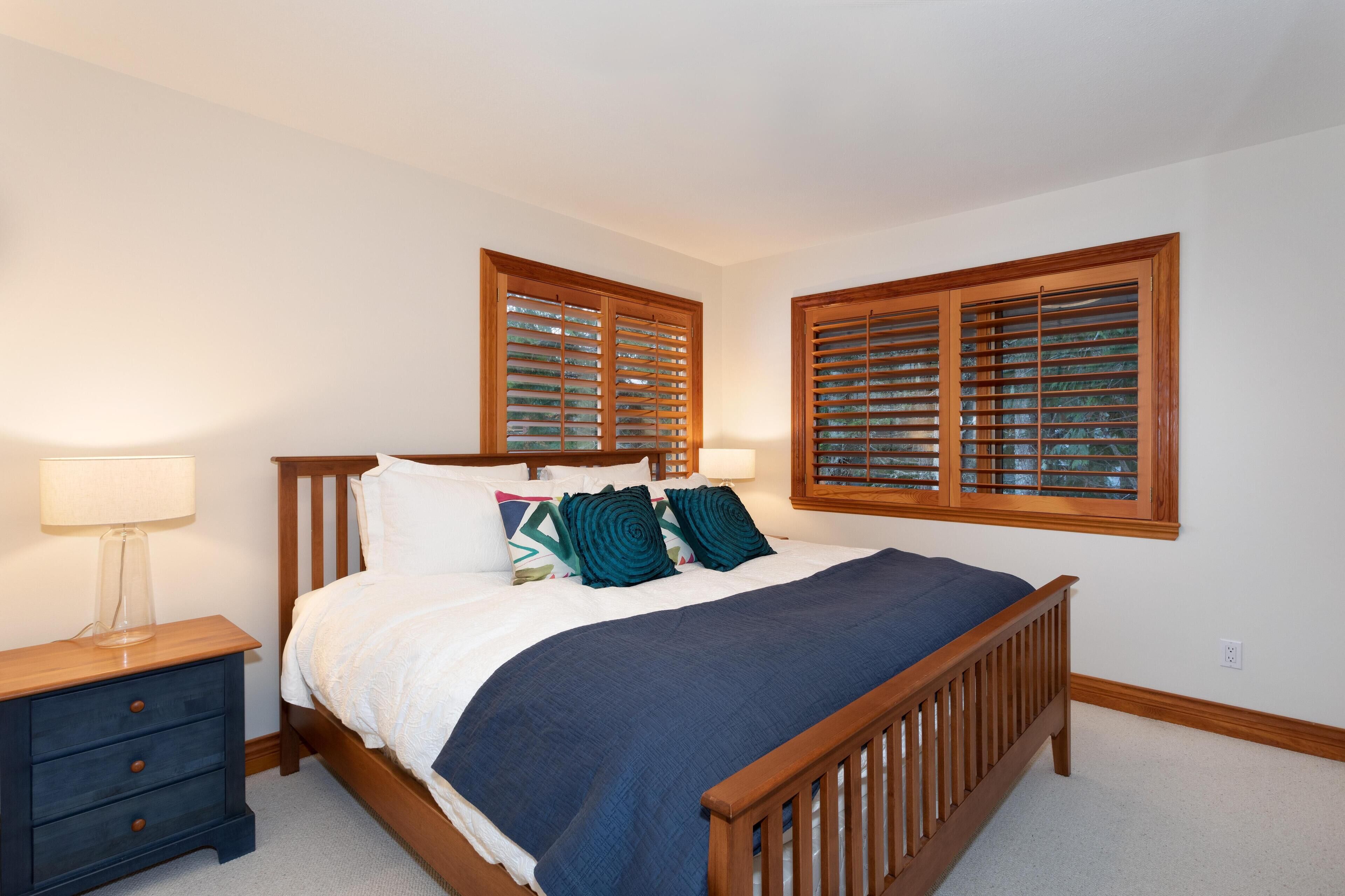 House, Multiple Beds (Luxury 5 Bedroom Blueberry Chalet) | 5 bedrooms, free WiFi, bed sheets