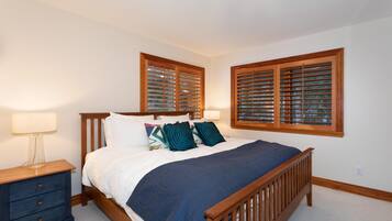House, Multiple Beds (Luxury 5 Bedroom Blueberry Chalet) | 5 bedrooms, free WiFi, bed sheets