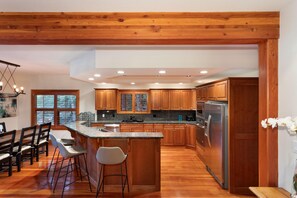 Private kitchen - Luxury 5 Bedroom Blueberry Chalet (Whistler)