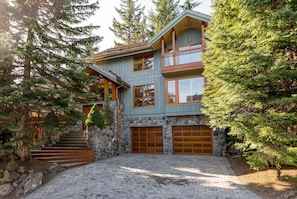 Maison, plusieurs lits (Luxury 5 Bedroom Blueberry Chalet) | Extérieur