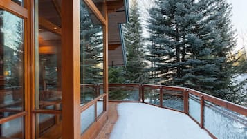 House, Multiple Beds (Luxury 5 Bedroom Blueberry Chalet) | Property grounds