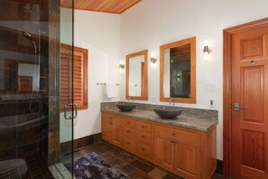 Casa, varias camas (Luxury 5 Bedroom Blueberry Chalet) | Baño | Toallas 