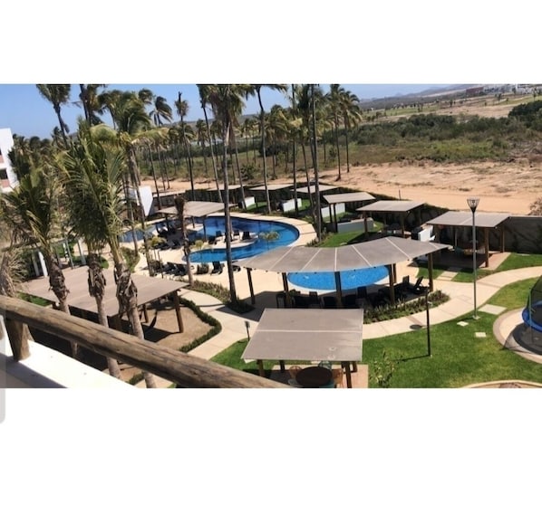 Alberca techada y alberca al aire libre