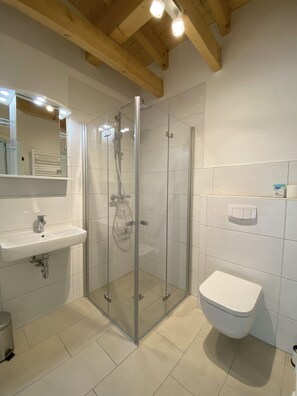Shower, hair dryer, towels - "Ankerplatz" vacation apartment with large garden in the heart of Pilsum (Krummhörn)