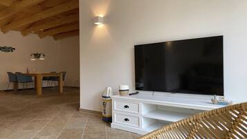 Smart-TV, Bücher, Stereoanlage