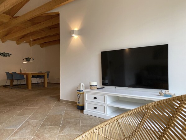 Smart-TV, Bücher, Stereoanlage