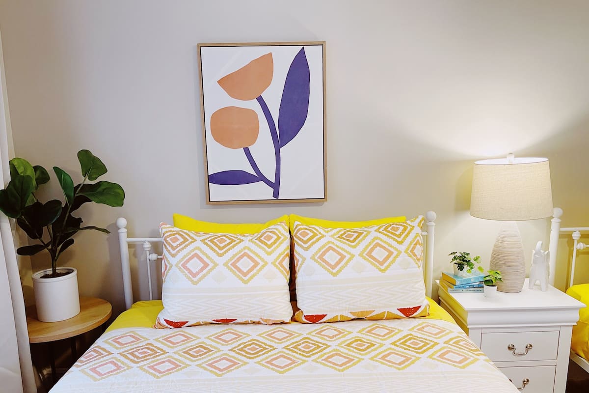 1 habitación y espacio para trabajar con laptop