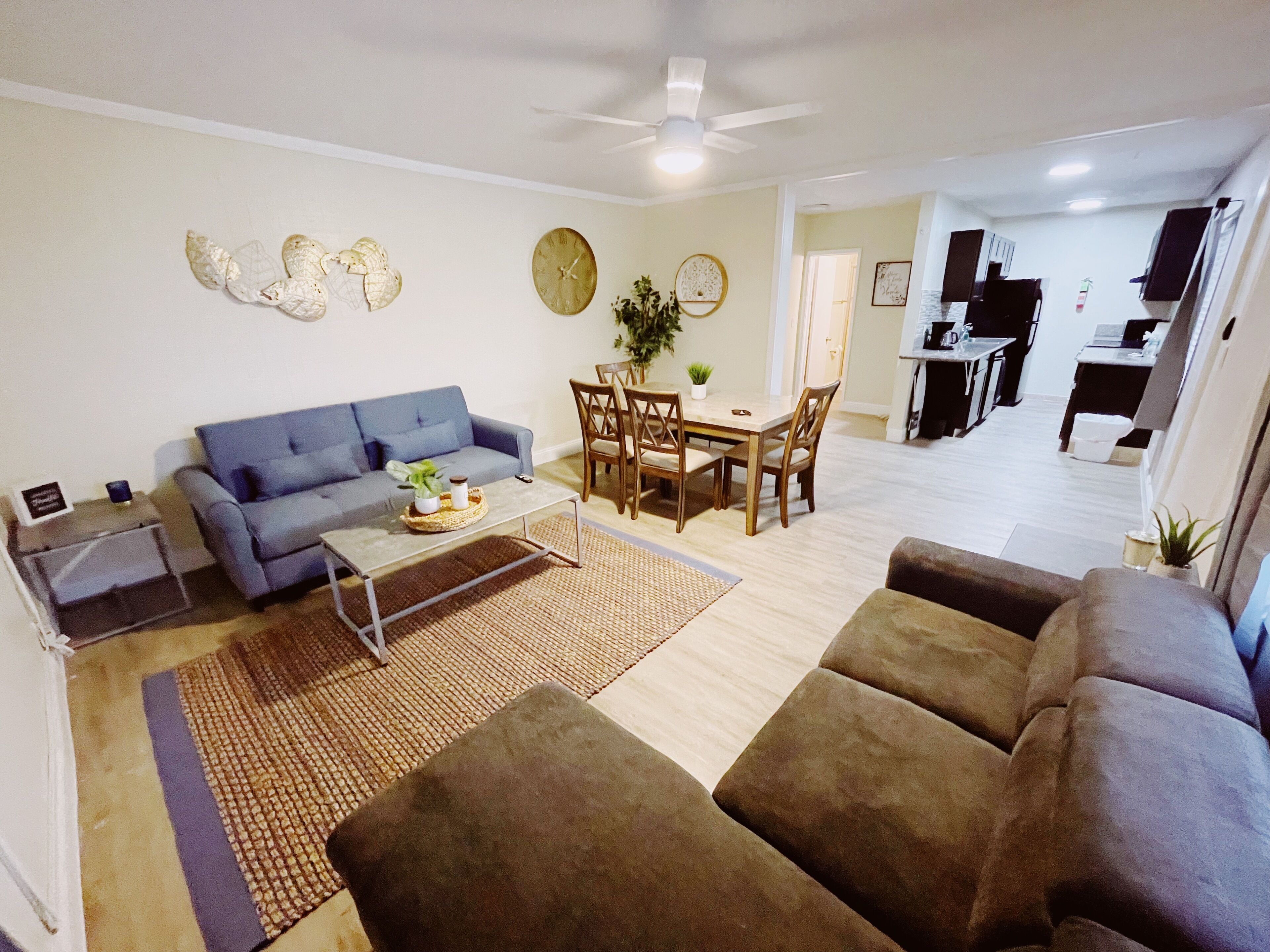 Standard-huoneisto | Oleskelualue | 32–tuumainen äly-TV, jossa kaapelikanavat