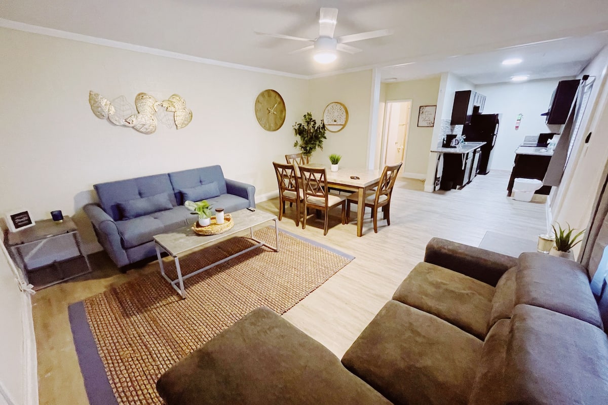 Apartament estàndard | Sala d'estar | Televisor intel·ligent de 32 polzades amb canals per cable