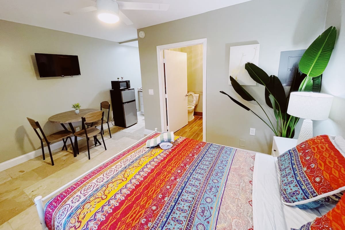 1 dormitori i espai de treball apte per a portàtils