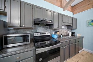 Family Apartment | Private kitchen | Microwave, stovetop, toaster, cookware/dishes/utensils