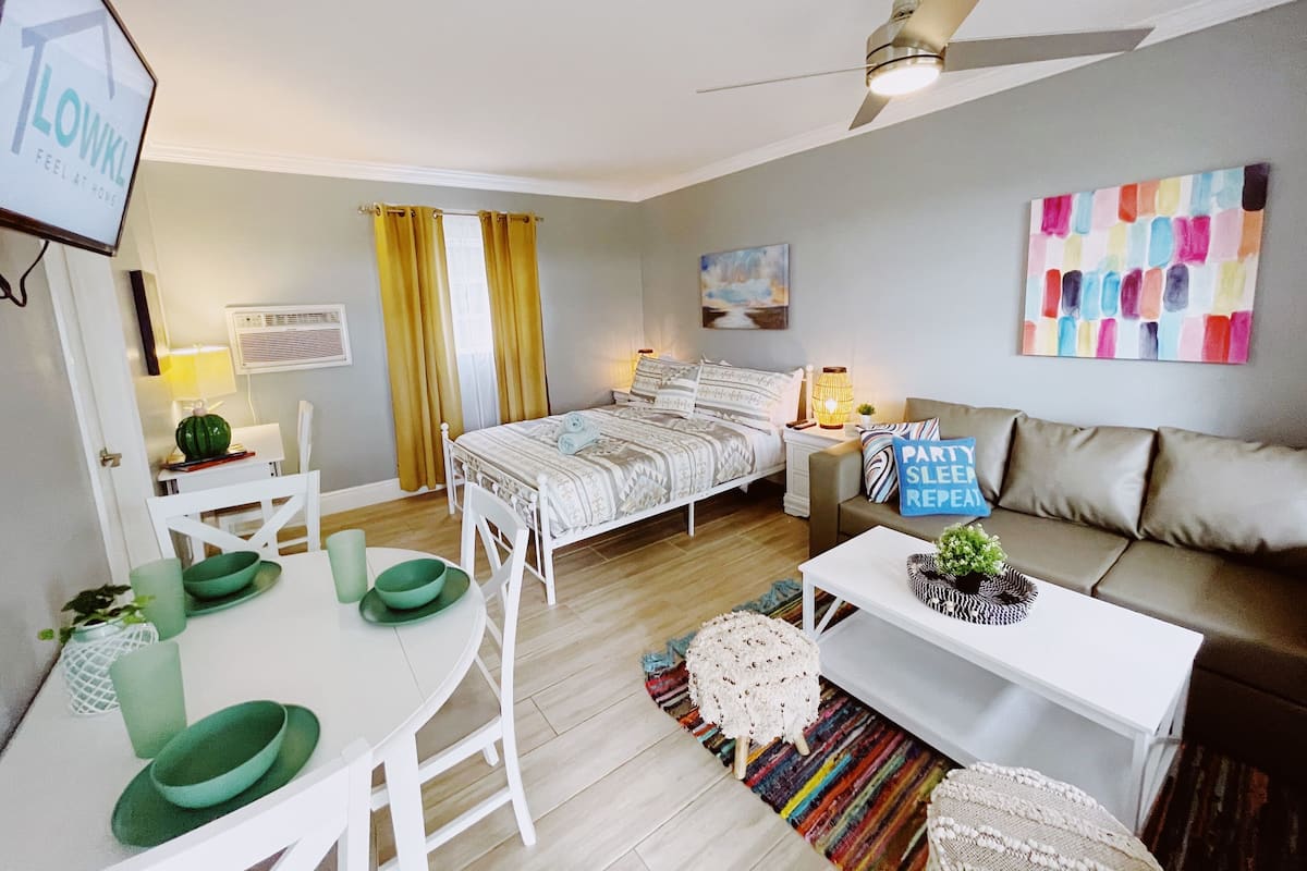 1 habitación y espacio para trabajar con laptop