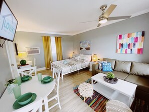 高級開放式套房 | 手提電腦工作空間、熨斗/熨衫板、免費 Wi-Fi、床單