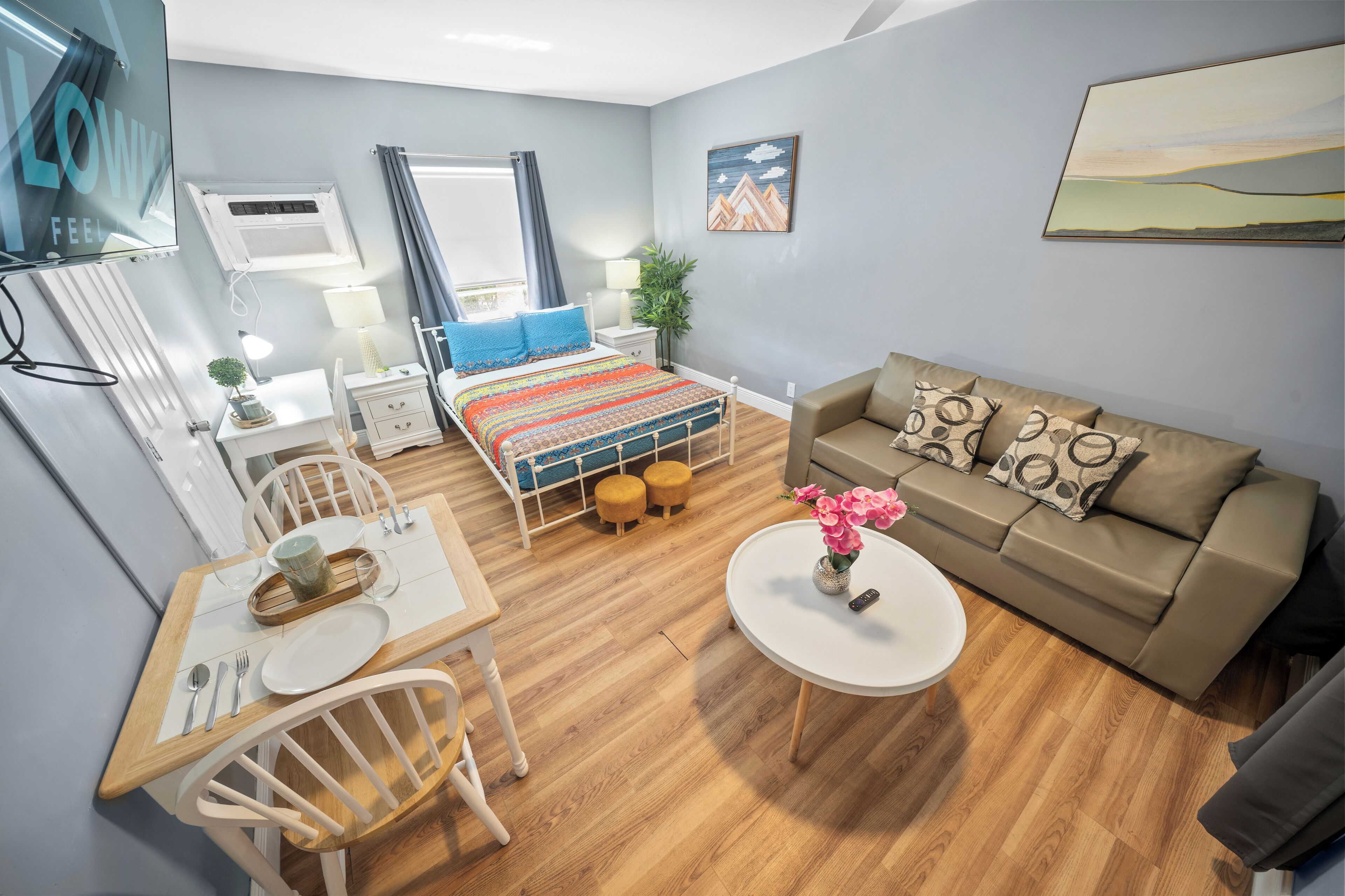 Superior-studiosviitti | Kannettavalle tietokoneelle sopiva työtila, silitysrauta/-lauta