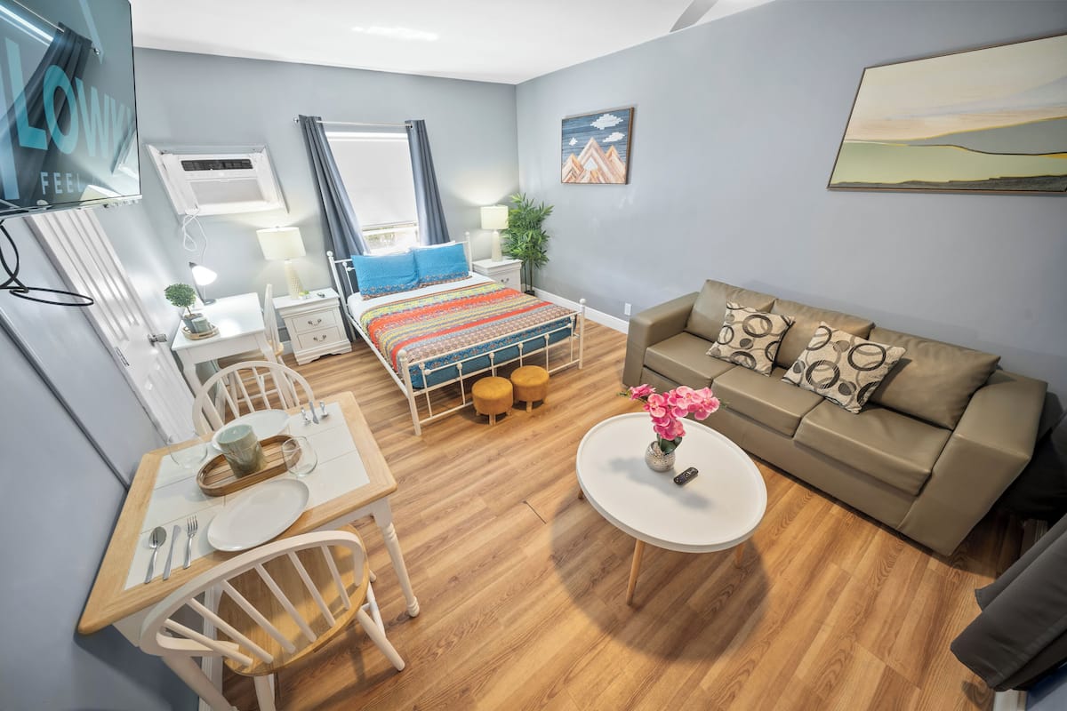 Estudi en suite superior | 1 dormitori i espai de treball apte per a portàtils