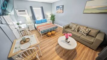 Espacio para trabajar con laptop y tabla de planchar con plancha