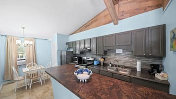 Familie appartement | Privékeuken | Een microgolfoven, een kookplaat, een broodrooster