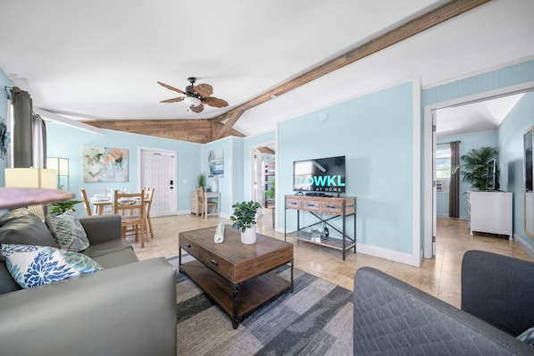 Family Apartment | Living area | 32-inch Smart TV with cable channels - Sea Steps by Lowkl (Pompano Beach)