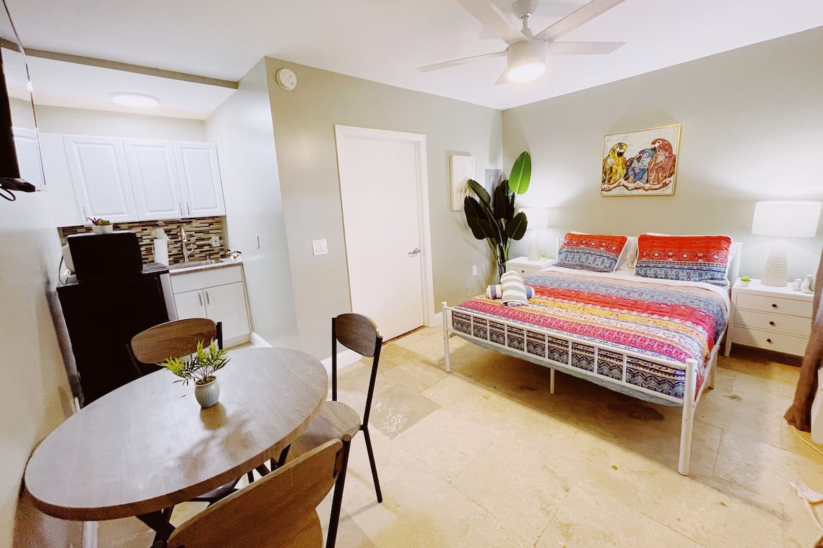 1 habitación y espacio para trabajar con laptop