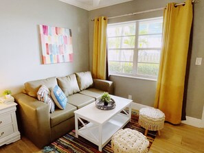 高級開放式套房 | 客廳 | 32 吋智能電視連有線電視頻道