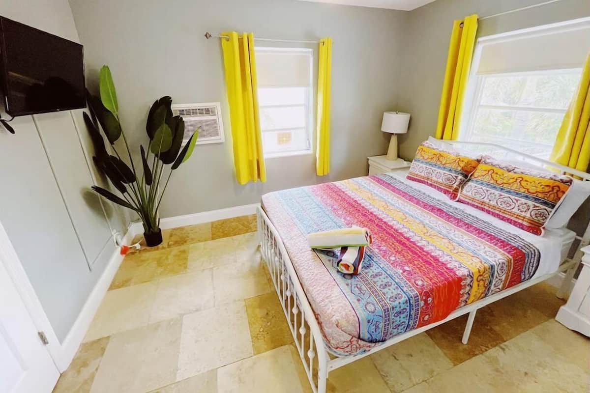 1 habitación y espacio para trabajar con laptop