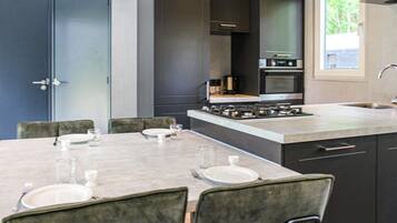 Køleskab, kogeplade, opvaskemaskine, kaffe-/temaskine