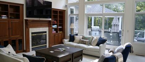Smart TV, fireplace, books, stereo