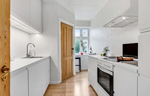 Fridge, stovetop, dishwasher - 1 bedroom cozy apartment in Aarhus C (Aarhus C)