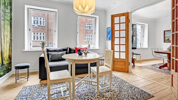 A modern living room with a round table, two chairs, a sofa, and a large window. - 1 bedroom cozy apartment in Aarhus C (Aarhus C)