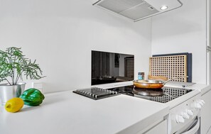 Refrigerador, parrilla de estufa, lavavajillas y utensilios de cocina 