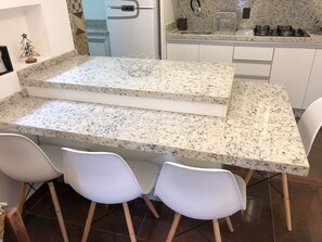 舒适公寓, 多张床 | 私人厨房 | 微波炉、烤面包机、厨具/餐具